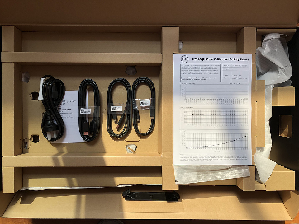 配件全家桶,依次是电源线× 1、HDMI 线缆× 1、USB-C 线缆(C 转 A)× 1、Type-C 线缆(C 转 C) × 1,附带了校色报告,标称ΔE<2