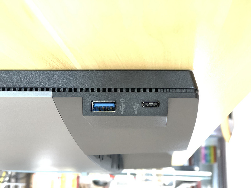 侧面还有2个接口,分别是 Type-C 和 USB3.0(下行)